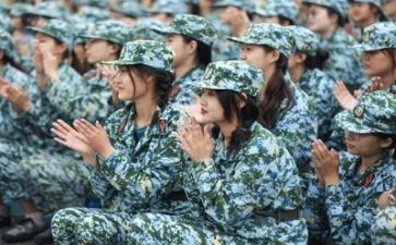 去军训的作文参考7篇